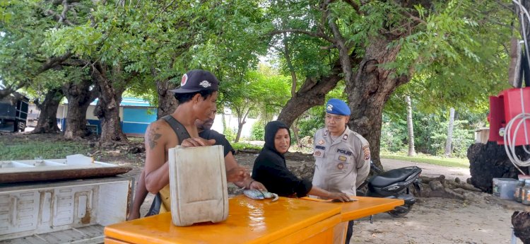Sambang ke Pesisir Pantai, Personel Sat Polairud Polres Belu Imbau Nelayan Waspada dan Urungkan Melaut Saat Cuaca Buruk