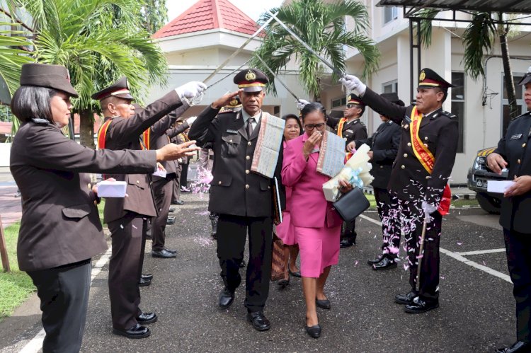 Setelah Upacara Wisuda, Kapolres Belu bersama Wakapolres dan Anggota Lepas Dua Perwira Purna Bakti dengan Tradisi Pedang Pora