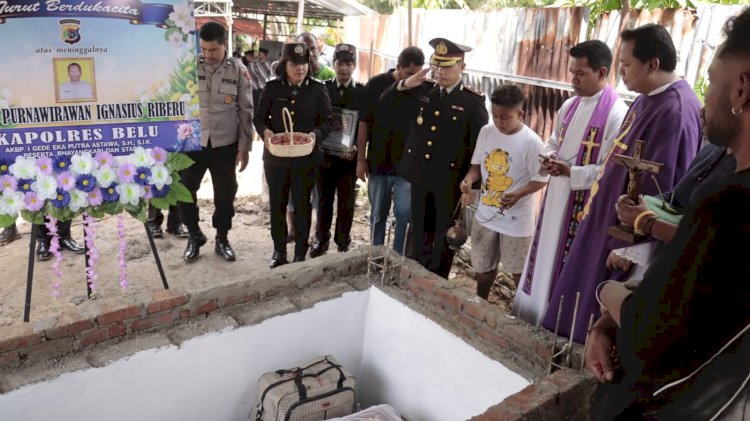 Lewat Upacara Kedinasan, Wakapolres Belu Beserta Staf Beri Penghormatan Terakhir untuk Almarhum ABRIP Purn. Ignasius Riberu
