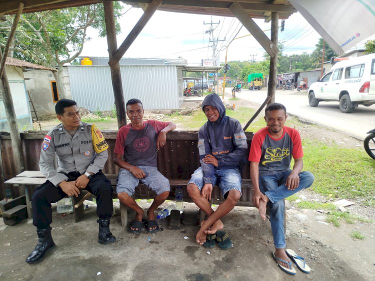 Ngobrol Santai bersama Warga Binaannya, Bhabinkamtibmas Tulamalae Polres Belu Ingatkan Jaga Kamtibmas dan Waspadai Bencana Alam