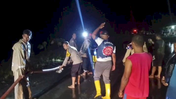 Akses Menuju Perbatasan Lumpuh Total, Polsek Tastim Polres Belu bersama BPBD dan Damkar Berjibaku Bersihkan Jalan yang Tertimbun Material Banjir