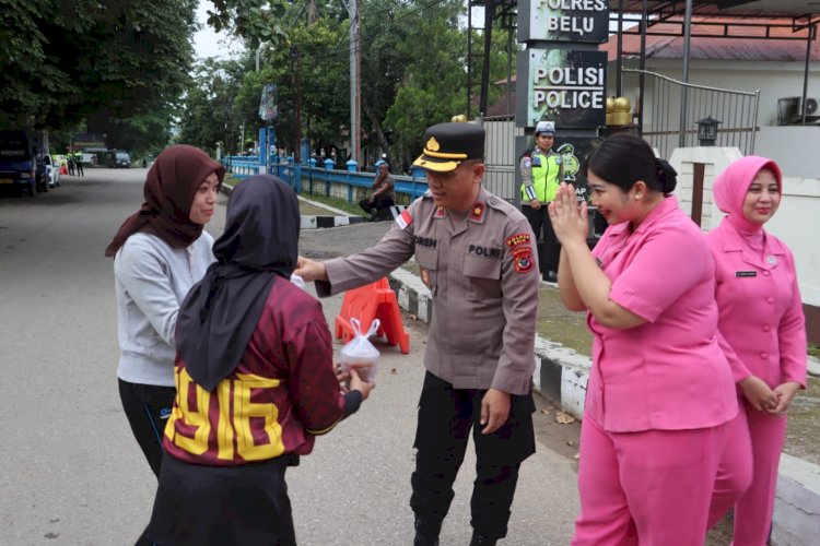 Tebar Kebaikan di Bulan Ramadan 1447 H, Wakapolres Belu bersama Anggota dan Bhayangkari Turun Bagi Takjil Jelang Berbuka Puasa