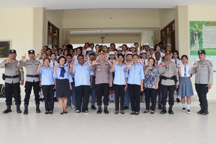 Hidup di Era Digital, Wakapolres Belu Imbau Pelajar SMA St.Angela Bijak Bermedia Sosial dan Tekankan Soal Bahaya Bullying terhadap Masa Depan