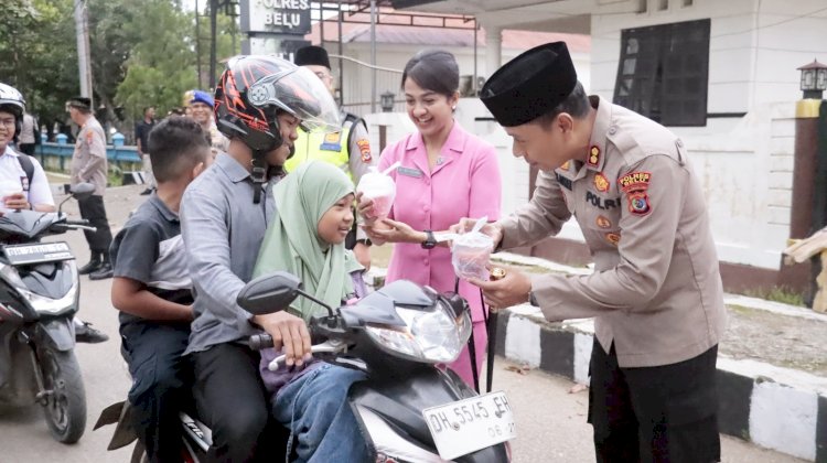 Indahnya Kebersamaan dalam Balutan Ramadan 1447 H, Kapolres Belu bersama Anggota dan Bhayangkari Turun ke Jalan Bagi Takjil Gratis untuk Masyarakat