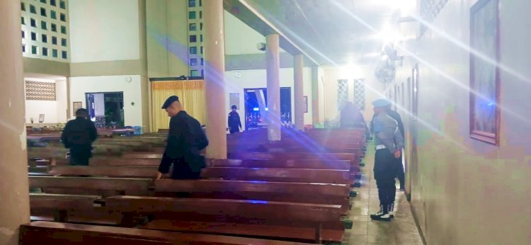 Jamin Keamanan Saat Misa Jumat Agung, Personel Ops Semana Santa 2026 Polres Belu Dampingi Tim Gegana Brimob Lakukan Sterilisasi di Gereja