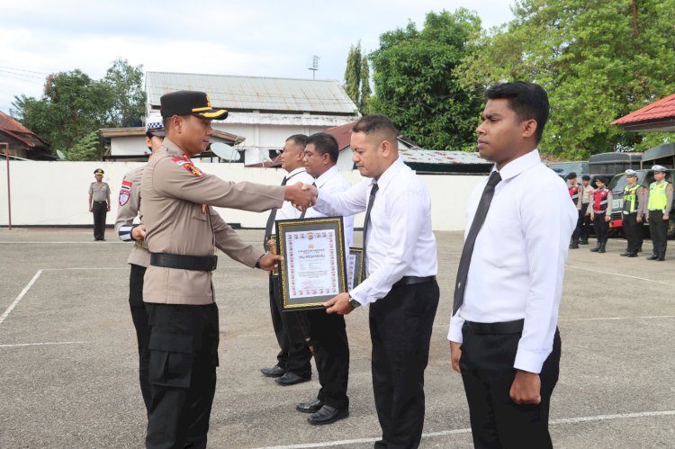 Gagalkan Peredaran 11 Juta Batang Rokok Ilegal di Wilayah Tapal Batas, Empat Personel Sat Intelkam Terima Penghargaan dari Kapolres Belu