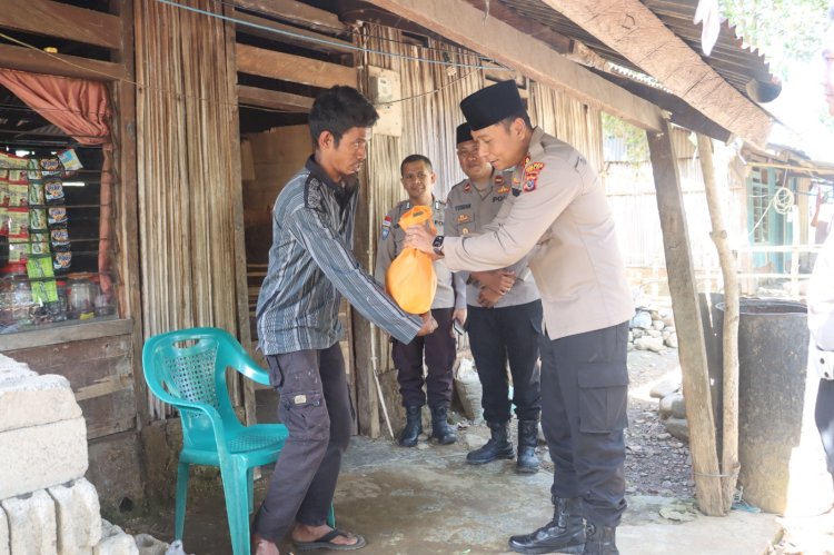 Rajut Kebersamaan di Momen Idul Adha 1447 H, Kapolres Belu, AKBP I Gede Putra Astawa Salurkan Daging Kurban dan Beras untuk Kaum Duafa di Desa Manleten
