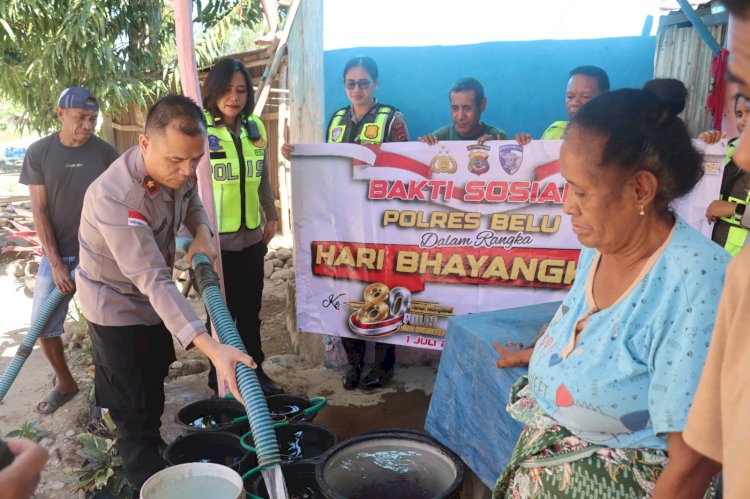 Baksos Jelang Hari Bhayangkara ke 80, Wakapolres Belu Pimpin Anggota Salurkan 10 Ribu Liter Air dan Sembako untuk Warga Tapal Batas