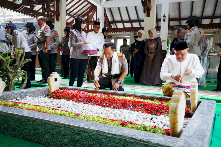 Jelang Hari Bhayangkara, Kapolri Ziarah ke Makam Gus Dur 