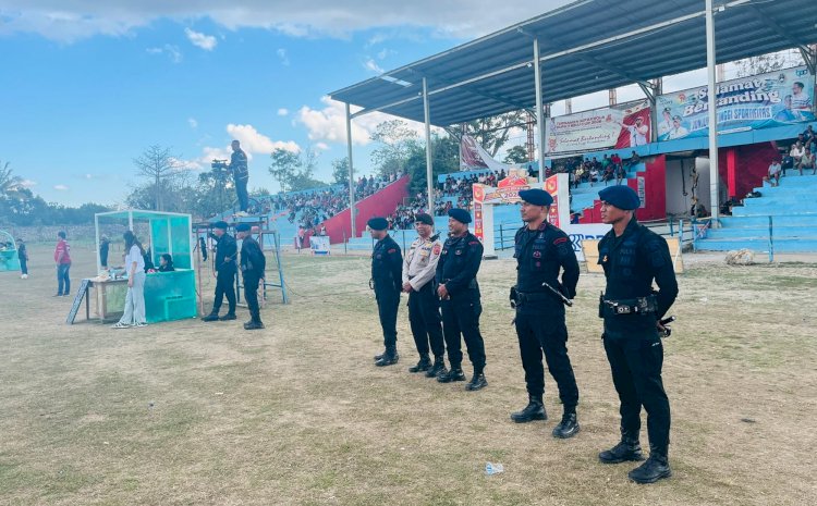 Terus Jamin Keamanan, Personel Gabungan Polres Belu dan Brimob Amankan Pertandingan Terakhir Babak 8 Besar Turnamen Sepak Bola Bupati Belu Cup 2026