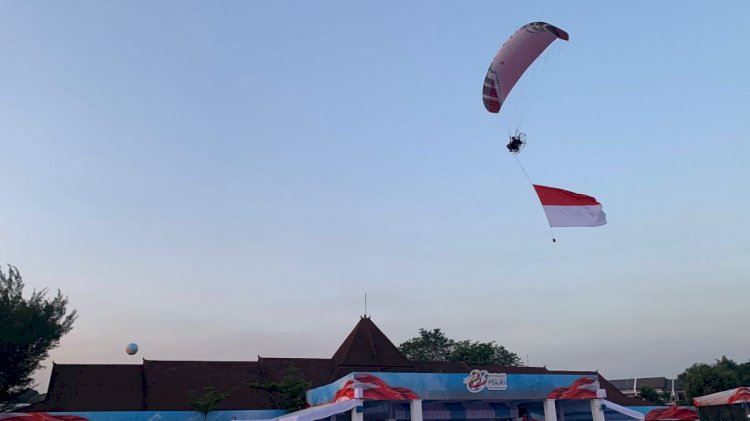 Aksi Paralayang Semarakkan Peringatan HUT Ke-80 Bhayangkara di Satlat Brimob Cikeas