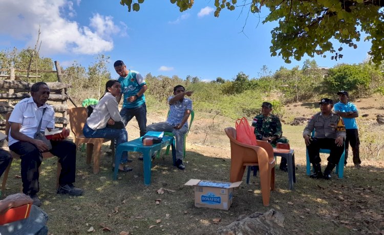 Rutin Sambangi Warga Binaanya, Upaya Bhabinkamtibmas Polres Belu dan Babinsa Ciptakan Situasi Aman di Wilayah Manumutin