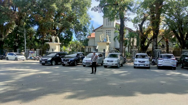 Jamin Keamanan Sekaligus Cegah Laka Lantas, Satuan Lalu Lintas Polres Belu Rutin Atur Lalu Lintas di Gereja Saat Ibadah Minggu