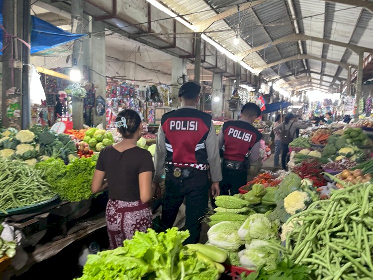 Patroli Dialogis di Seputaran Pasar Baru, Unit Turjawali Samapta Polres Belu Ajak Masyarakat Lapor Polisi Bila Terjadi Gangguan Kamtibmas