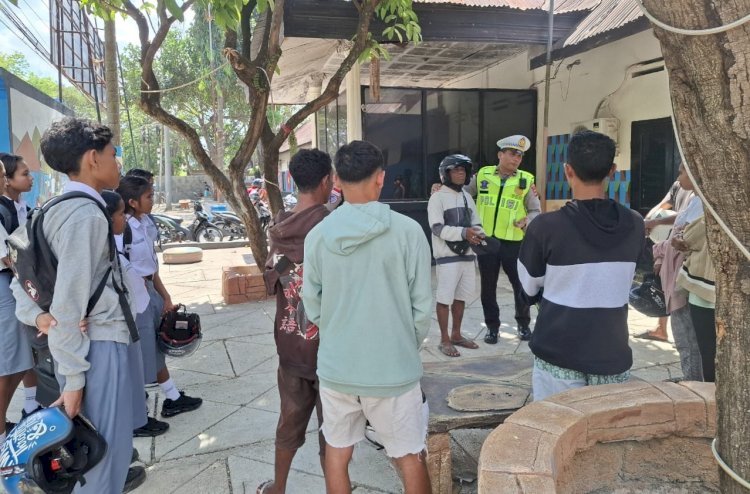 Langgar Aturan Berlalu Lintas, Sejumlah Pengendara Roda Dua dapat Sosialisasi dari Unit Kamsel Sat Lantas Polres Belu