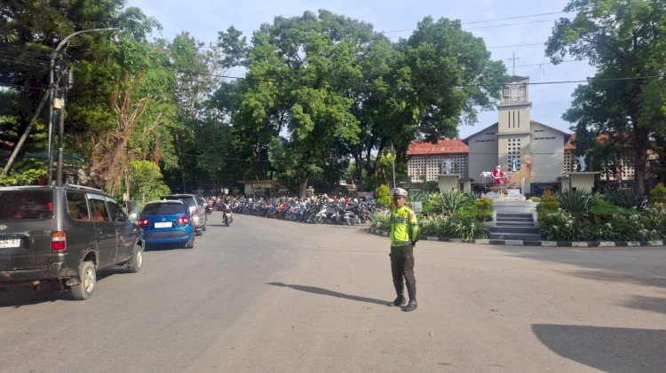 Rutin Setiap Minggunya, Sat Lantas Turun ke Gereja Beri Keamanan dan Kenyamanan Umat saat Beribadah