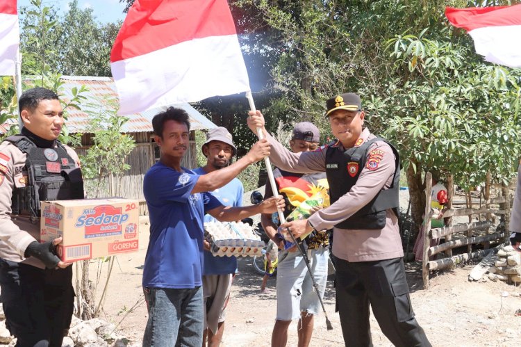 Gelar Patroli Pantau Situasi Kamtibmas di Tapal Batas RI-RDTL, Kapolres Belu Bagi-bagi Bendera Merah Putih dan Sembako Untuk Masyarakat
