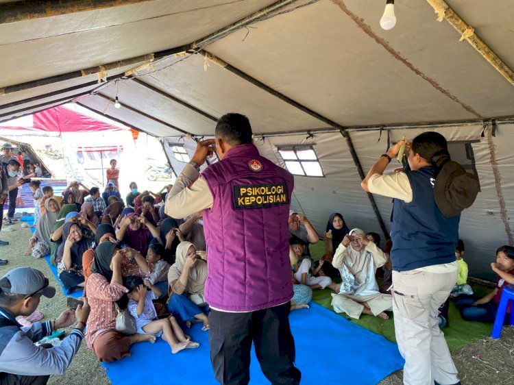 Polda NTT Hadir untuk Warga Terdampak Gempa Sikka, Gelar Terapi USEFT