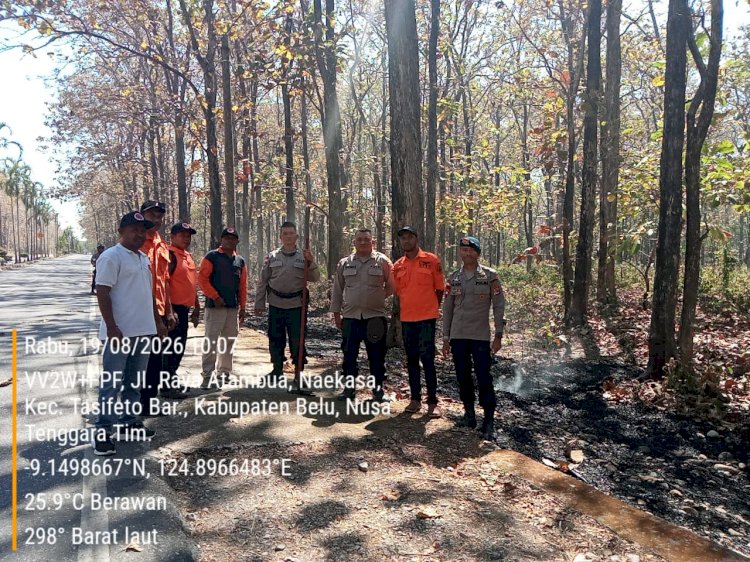 Gerak Cepat, Personel Polres Belu bersama Damkar dan UPT KPH Berjibaku Padamkan Api di Kawasan Hutan Lindung Nenuk