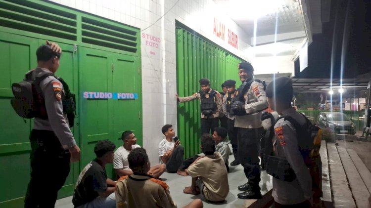 Stop Nongkrong Sambil Mengkosumsi Miras, Imbau Tim Turjawali Polres Belu ke Sekelompok Muda Saat Gelar Patroli Dialogis di Akhir Pekan