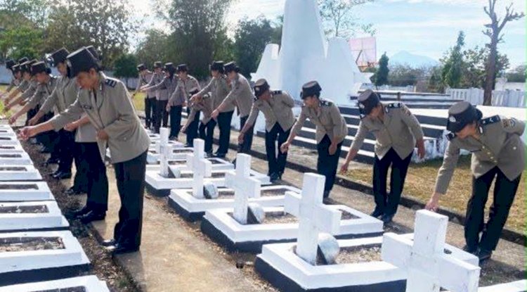 Wujud Penghormatan Terhadap Jasa Para Pahlawan, Srikandi Polwan Polres Belu Ziarah ke TMP Seroja Jelang Hari Jadi Polwan ke 78
