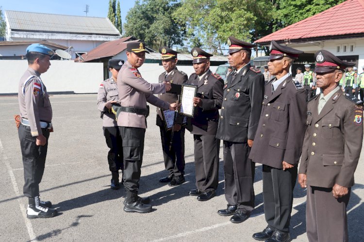 Apresiasi atas Jasa dan Pengabdian, Kapolres Belu Lepas Pensiunan Polri dan ASN dalam Upacara dan Tradisi Pelepasan Wisudawan Purna Bakti