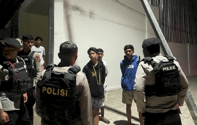 Jauhi Miras Saat Nongkrong, Pesan Tim Turjawali Polres Belu ke Sekelompok Muda Saat Gelar Patroli Dialogis di Akhir Pekan