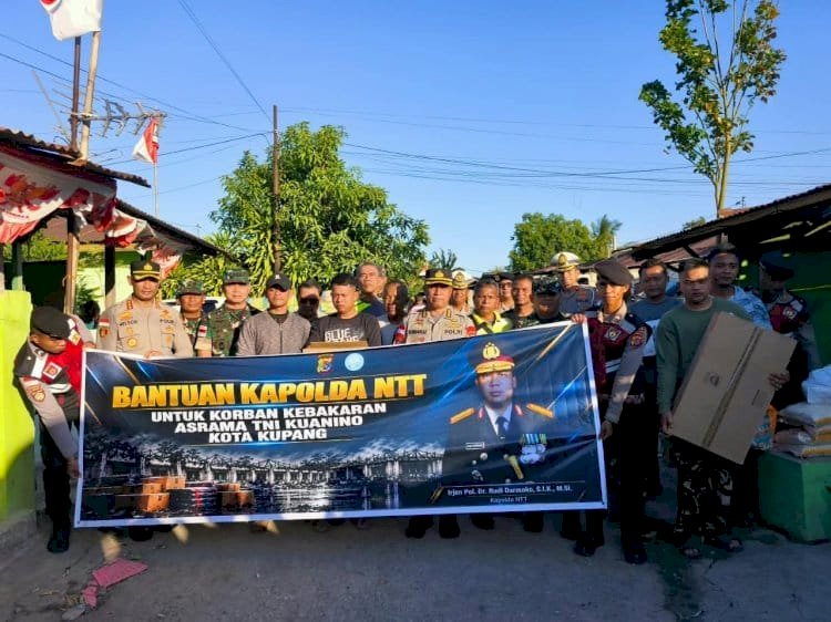 Polri Peduli, Kapolda NTT Salurkan Bantuan untuk 9 Keluarga TNI AD Terdampak Kebakaran Asrama Kuanino