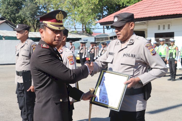 Toreh Persentase Tertinggi dan Konsisten Aktif di Aplikasi Dors, Anggota Polsek Tasifeto Timur Terima Penghargaan dari Kapolres Belu