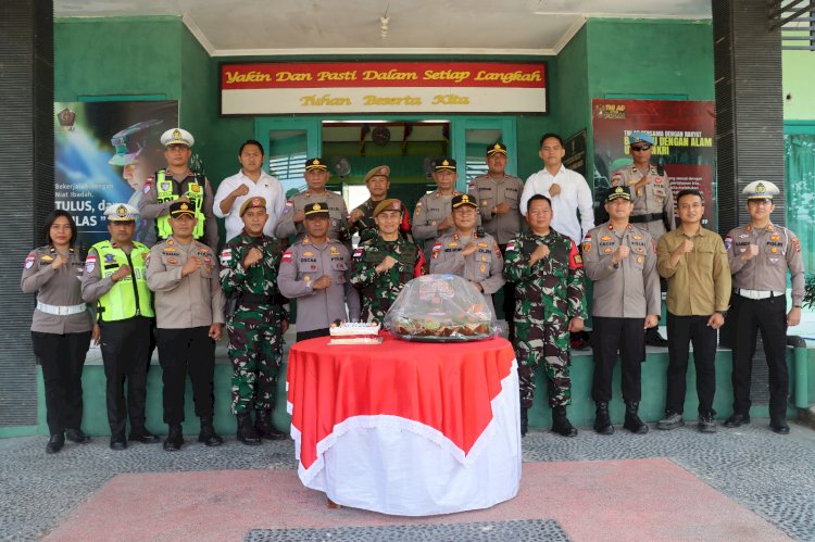 Jaga Terus Sinergitas dan Soliditas di Tapal Batas, Kapolres Belu bersama Jajaran Datangi Sejumlah Markas TNI Beri Kejutan di HUT TNI ke 81