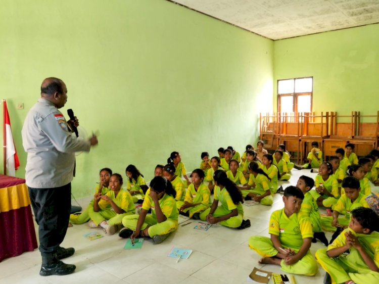Lindungi Generasi Penerus Bangsa, Kanit Bhabinkamtibmas Polres Belu Edukasi Siswa SD Negeri Wirasakti tentang Pencegahan Kekerasan terhadap Anak dan Dampak Hukumnya