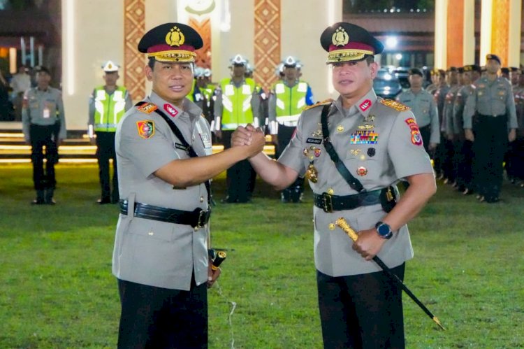 Penyerahan Pataka Catya Turangga Wira Sakti Tandai Pergantian Kepemimpinan Polda NTT dari Komjen Pol. Dr. Rudi Darmoko, S.I.K., M.Si. kepada Irjen Pol. Reza Arief Dewanto, S.I.K