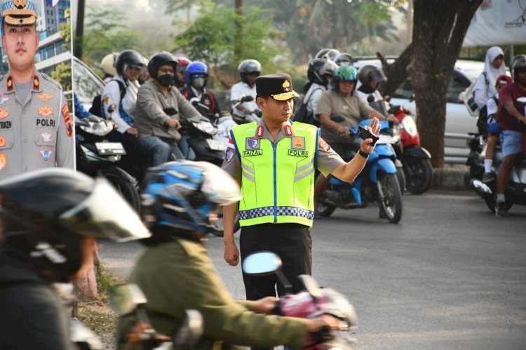 Tak Hanya Memberi Arahan, Kapolda dan Wakapolda NTT Turun Langsung Atur Lalu Lintas di Jam Sibuk Pagi