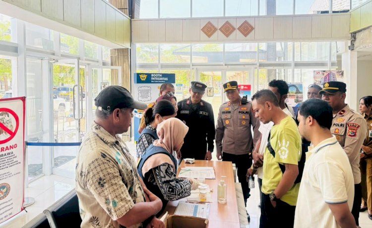 Perketat Pengawasan Narkoba di Pos Lintas Batas Motaain, Kapolres Belu bersama Tim BNNK Belu Cek Urine Tiga Pelintas Batas dan Dua Sopir Rental