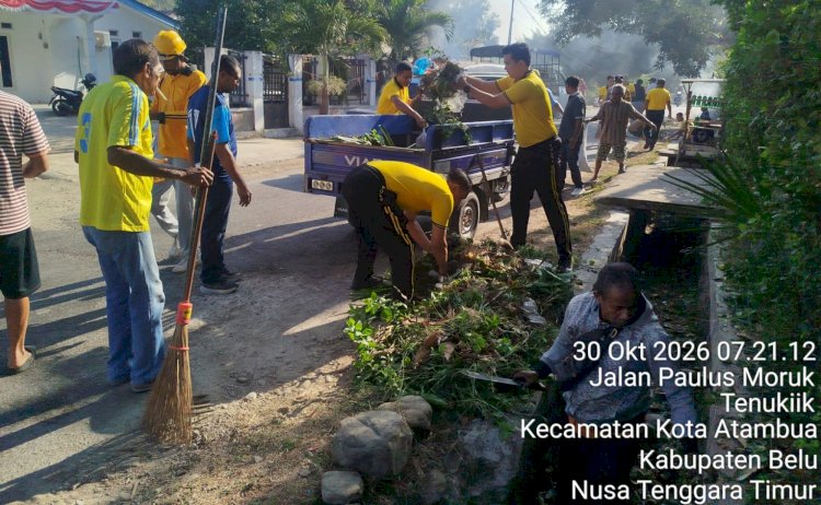 Bersihkan Drainase dan Bahu Jalan, Wakapolres Belu Ajak Warga Tenukik Jaga Kebersihan Lingkungan Lewat Aksi Green Policing