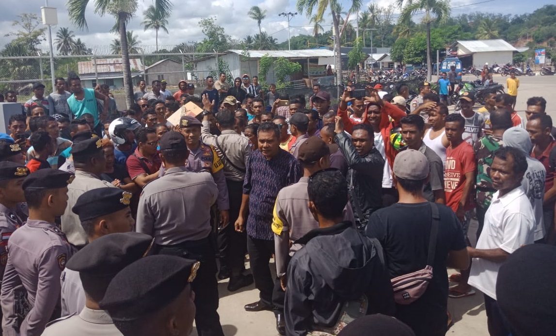 Aparat Gabungan Polres Belu Amankan Aksi Protes Rekrutmen Tenaga Honorer PLBN Motaain