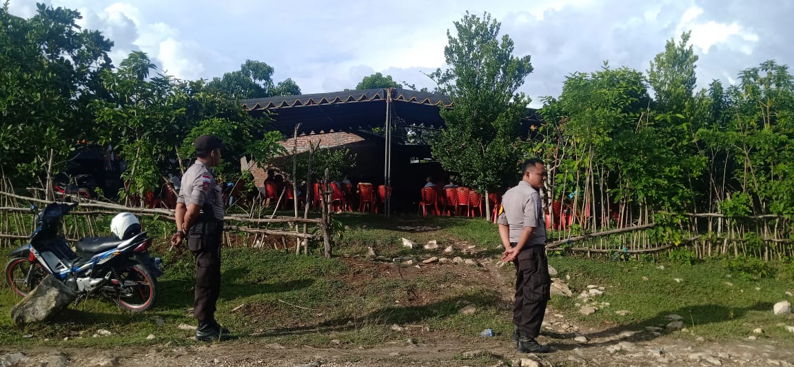 Turun ke Dusun Kimbana, Anggota Polsek Tasifeto Barat Jaga Pertemuan Terbatas Caleg DPR-RI Eurico Guteres