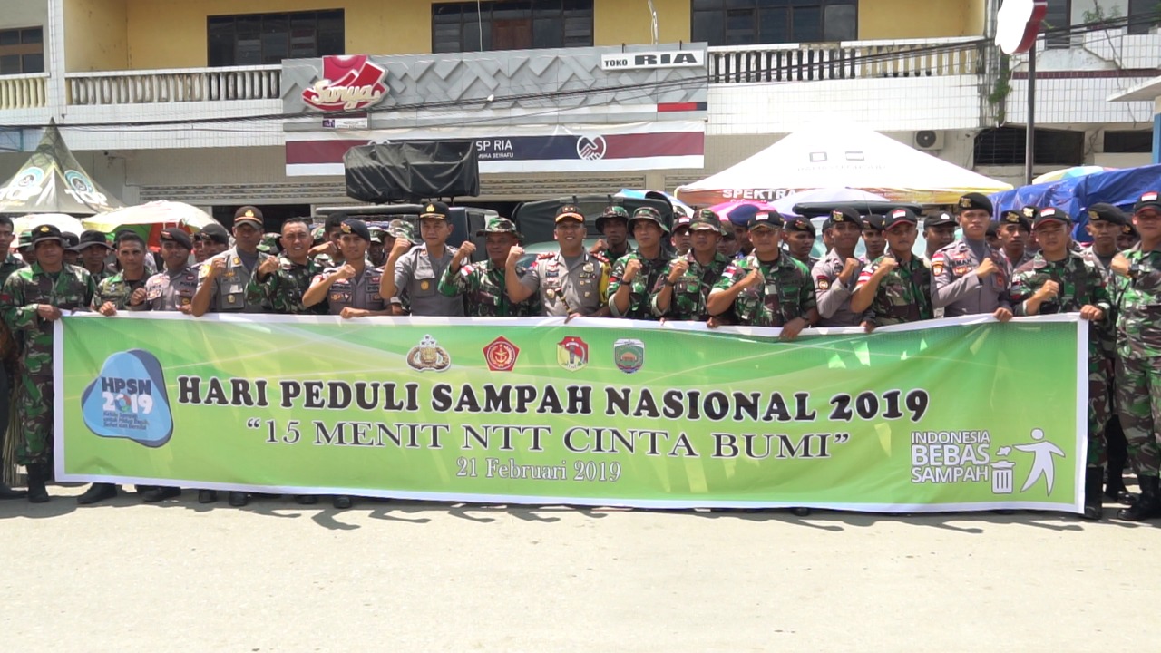 HPSN 2019: Gandeng Masyarakat, Anggota Polri-TNI Bersih-bersih Sampah di Pasar Baru Atambua
