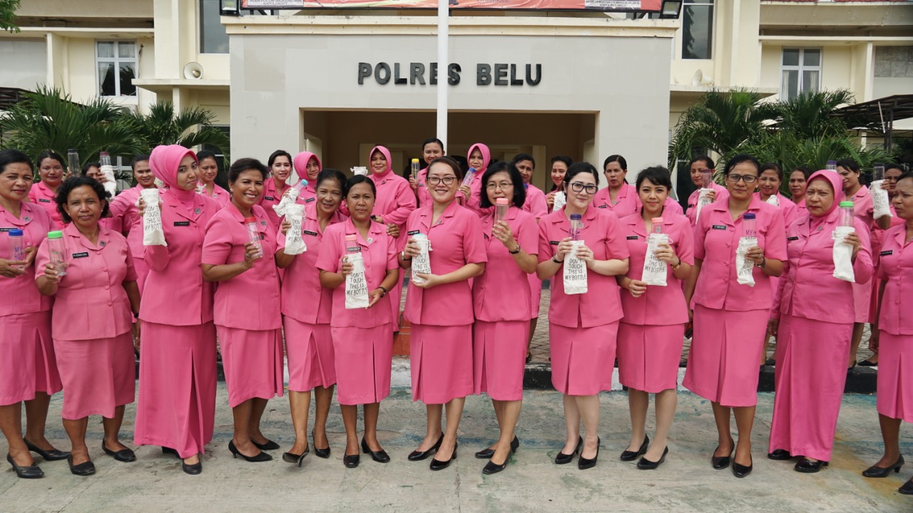 Perang Lawan Sampah Plastik, Ketua Bhayangkari Ny.Dani Tobing Bagikan Ratusan Botol Minuman Ini untuk Anggota Bhayangkari