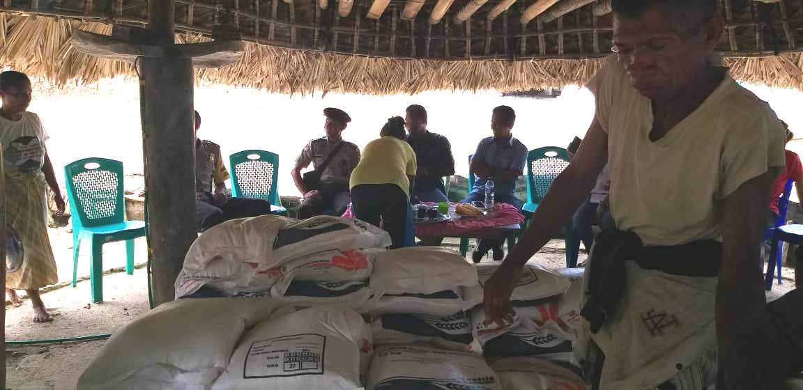 Cegah Penyimpangan, Anggota Polsek Rinhat Turun ke Desa Lotas, Kawal Penyaluran Rastra Tahap I