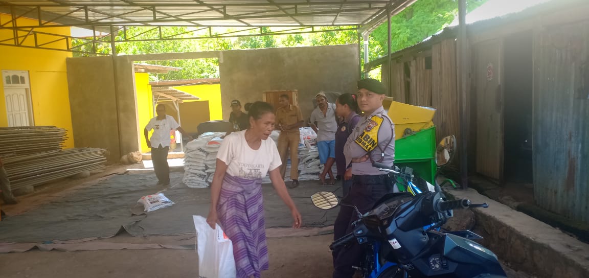 Polsek Tasifeto Barat Kawal Penyaluran Rastra Tahap II 2019 di Desa Naitimu