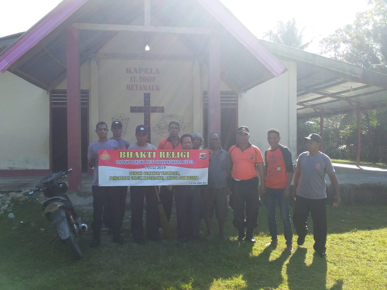 Hut Bhayangkara ke 73, Polsek Kobalima Turun Bersih-bersih di Gereja ST.Yosep dan Pasar Namfalus