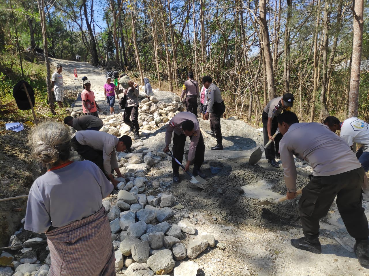 Hut Bhayangkara ke 73, Polsek Lamaknen Gotong Royong Bersama Warga Buka Jalan Baru