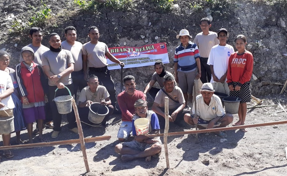Sambut Hari Bhayangkara ke 73, Polsek Raimanuk Bersih-bersih Gereja dan Gotong Royong Bangun Rumah Pastoral