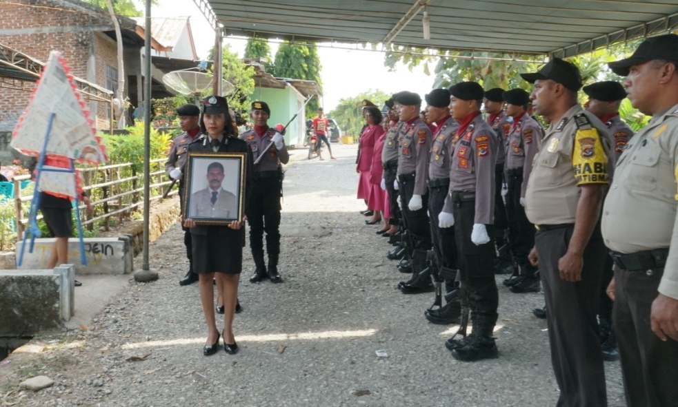 Wakili Kapolres Belu, Kabag Sumda Pimpin Upacara Pemakaman Peltu Purn.Anselmus Sius