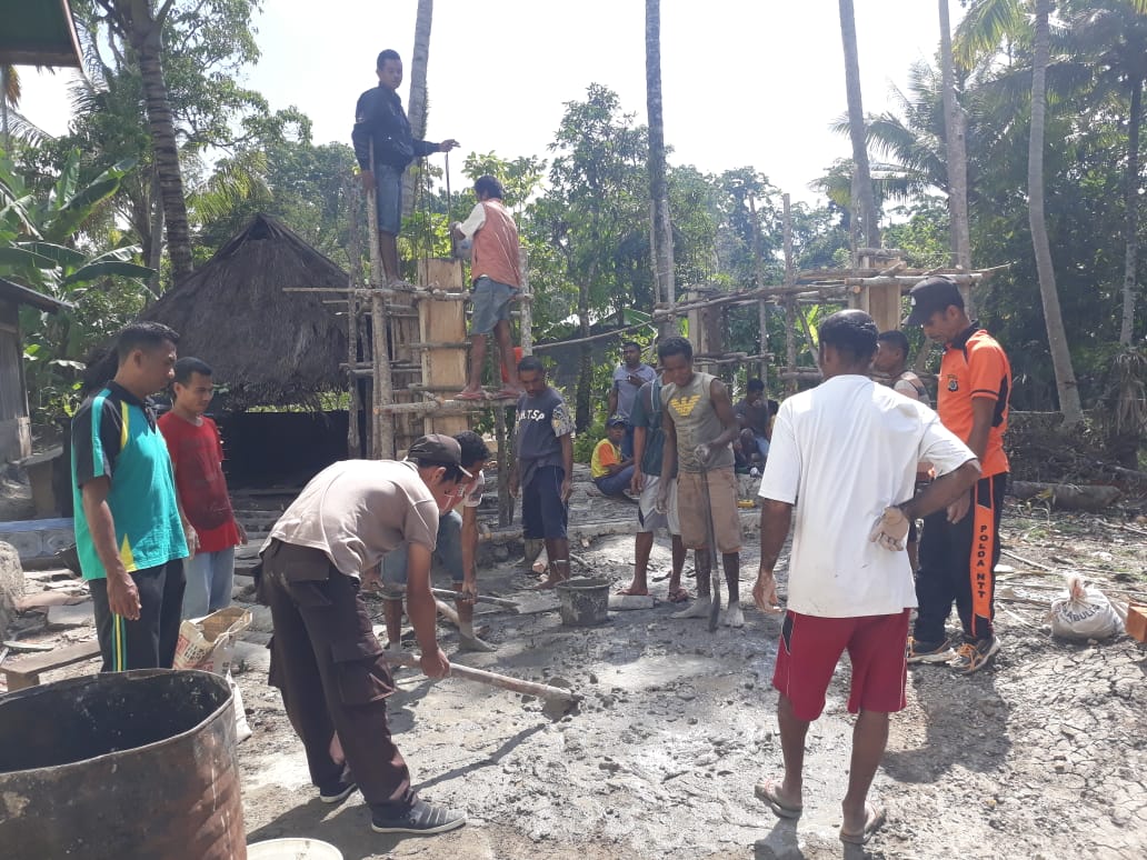 Sambut Bhayangkara ke 73, Polsek Rinhat Bantu Masyarakat Buat Lopo Kantor Desa Naet