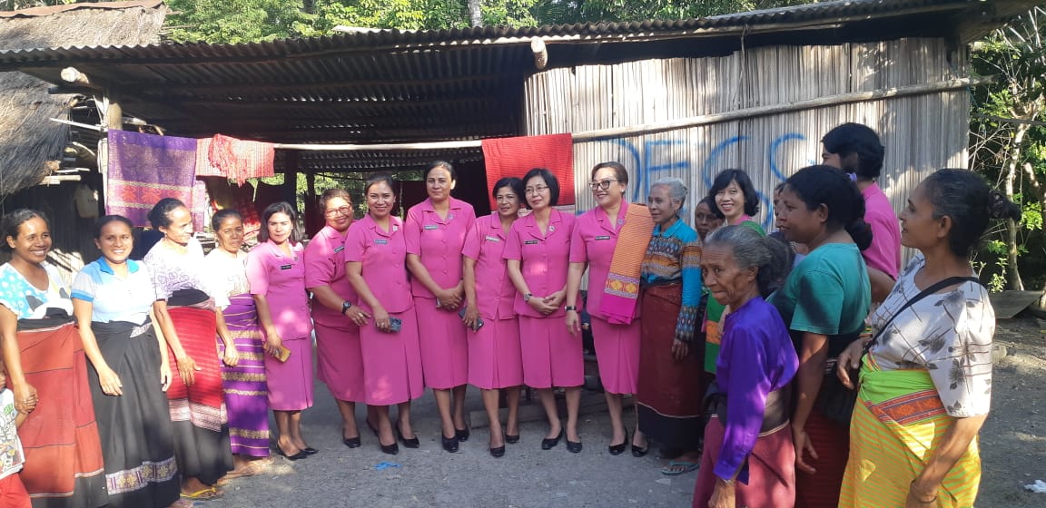 Kunjungan ke Ranting Malaka Timur, Ketua Bhayangkari Intip Kerajinan Tenun di Desa Sanleo