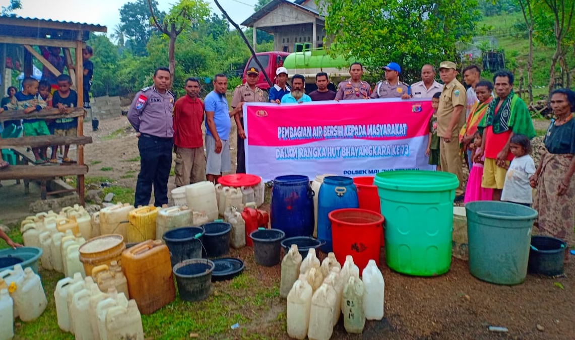 HUT Bhayangkara ke 73, Polsek Malaka Tengah Turun ke Dua Desa Bagi Air Bersih untuk Warga