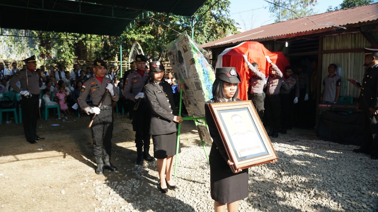 Wakili Kapolres Belu, Kabag Ops Pimpin Upacara Pemakaman AIPTU Purnawirawan Ruben Djedde