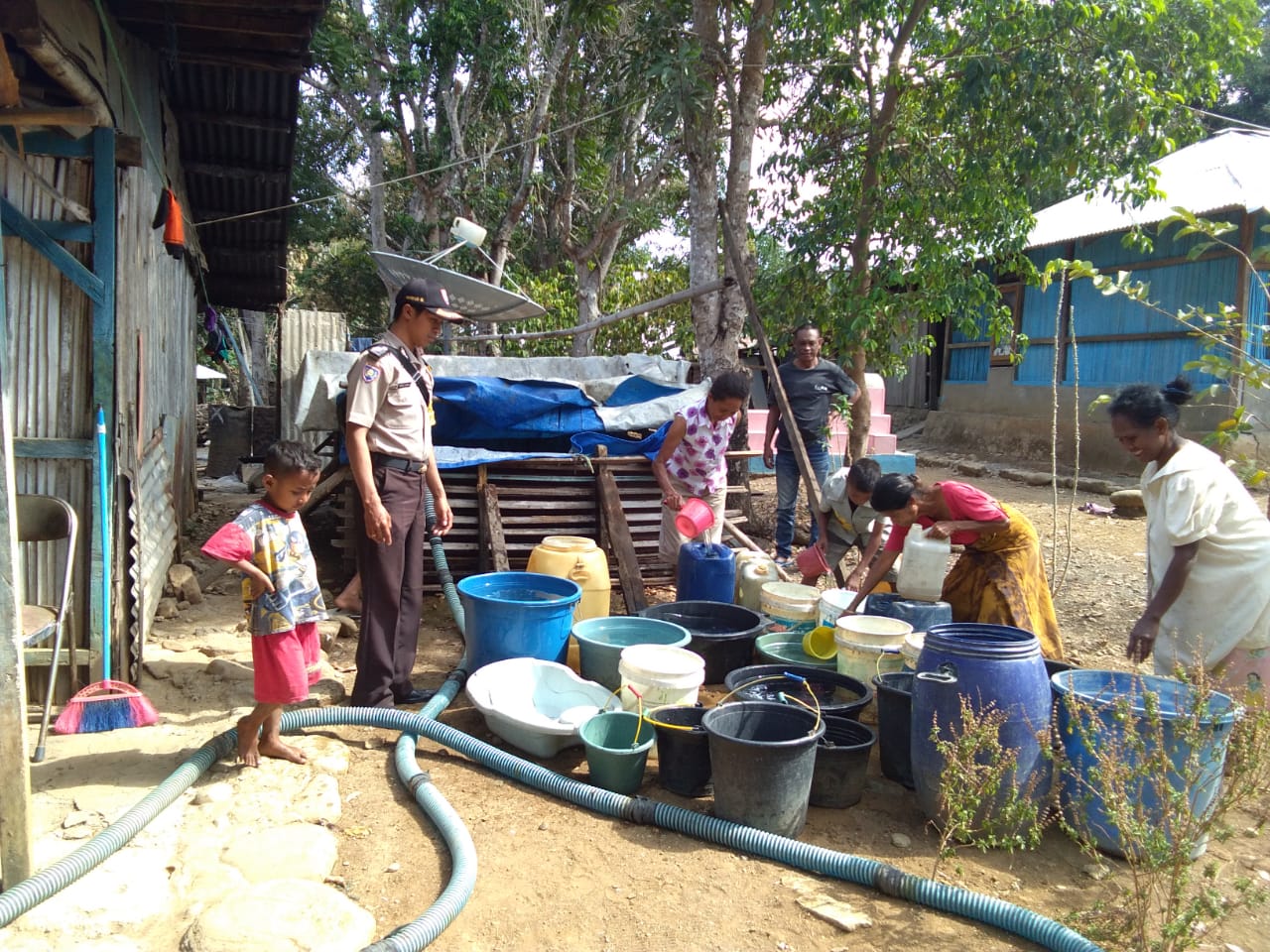 BRIPKA Gabriel Markus Kawal Bantuan Air Bersih dari BPBD untuk Warga Manuaman